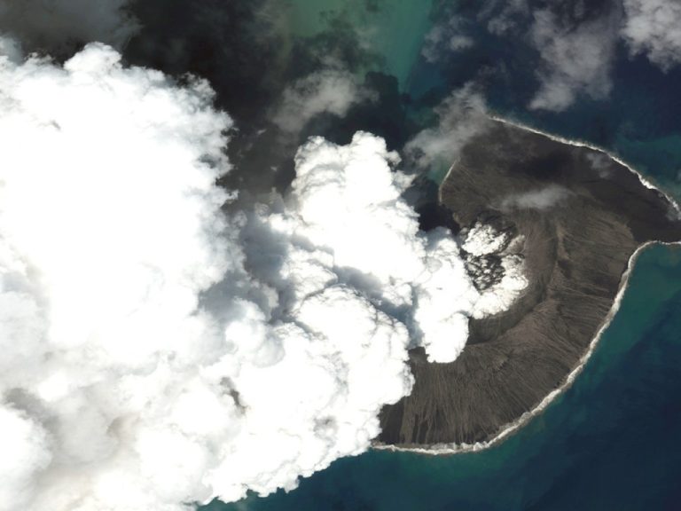Erupción del volcán de Tonga fue unas 500 veces más potente que la bomba en Hiroshima
