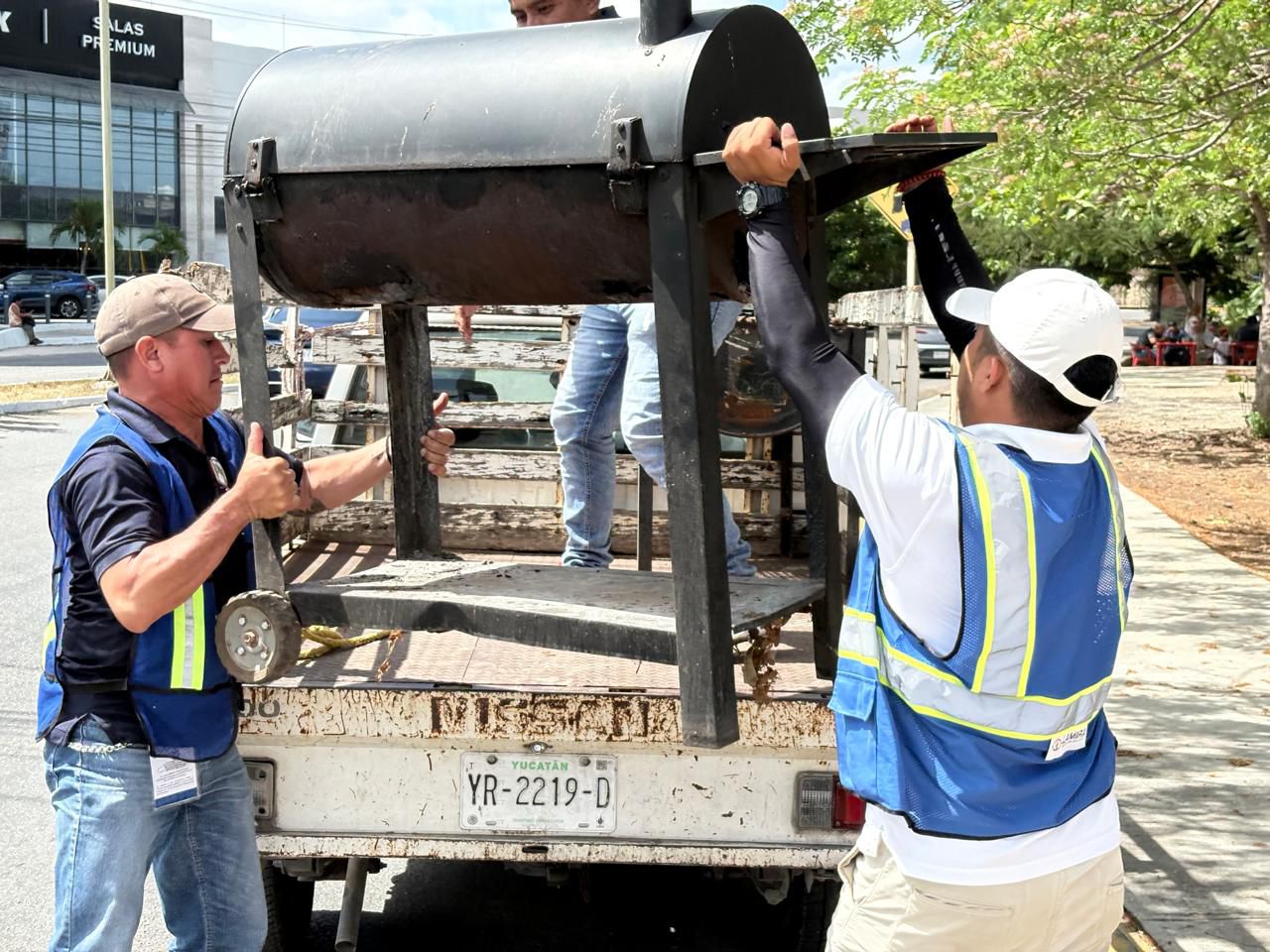 Ayuntamiento de Mérida retira puestos de comida sin permiso en vía pública