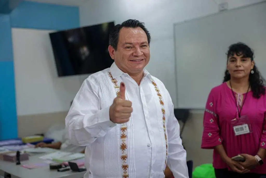 1-a-huacho-diaz-mena-vota-eleccion-judicial-1024x683-1